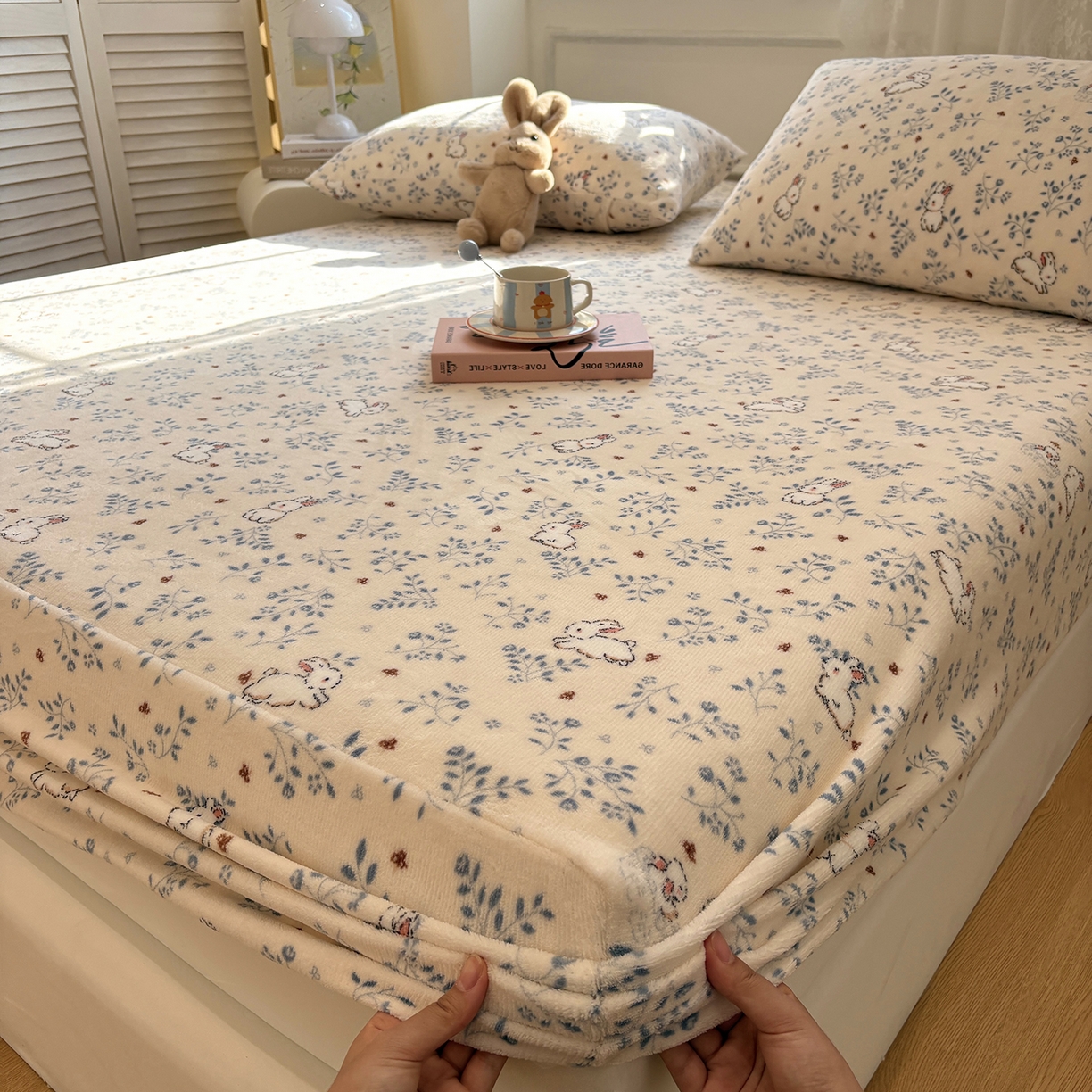 91家纺网 家纺一手货源 找家纺 居眠 2025新款单层印花牛奶绒床笠 单层绒-森林舞会