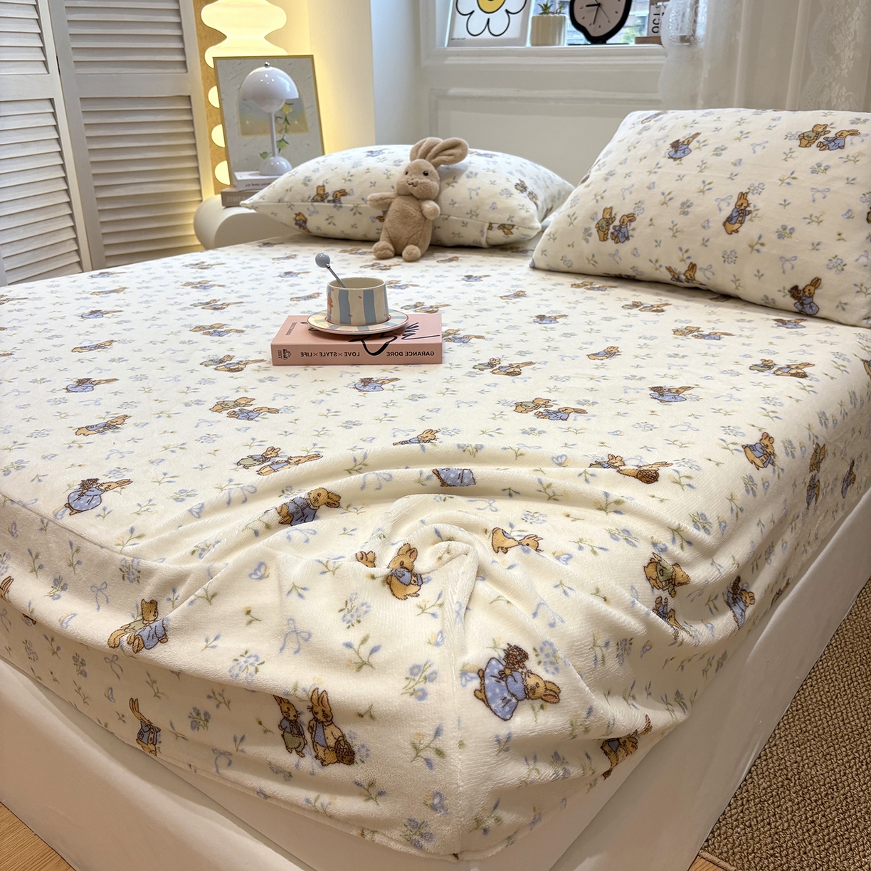 91家纺网 家纺一手货源 找家纺 居眠 2025新款单层印花牛奶绒床笠 单层绒-春日来信