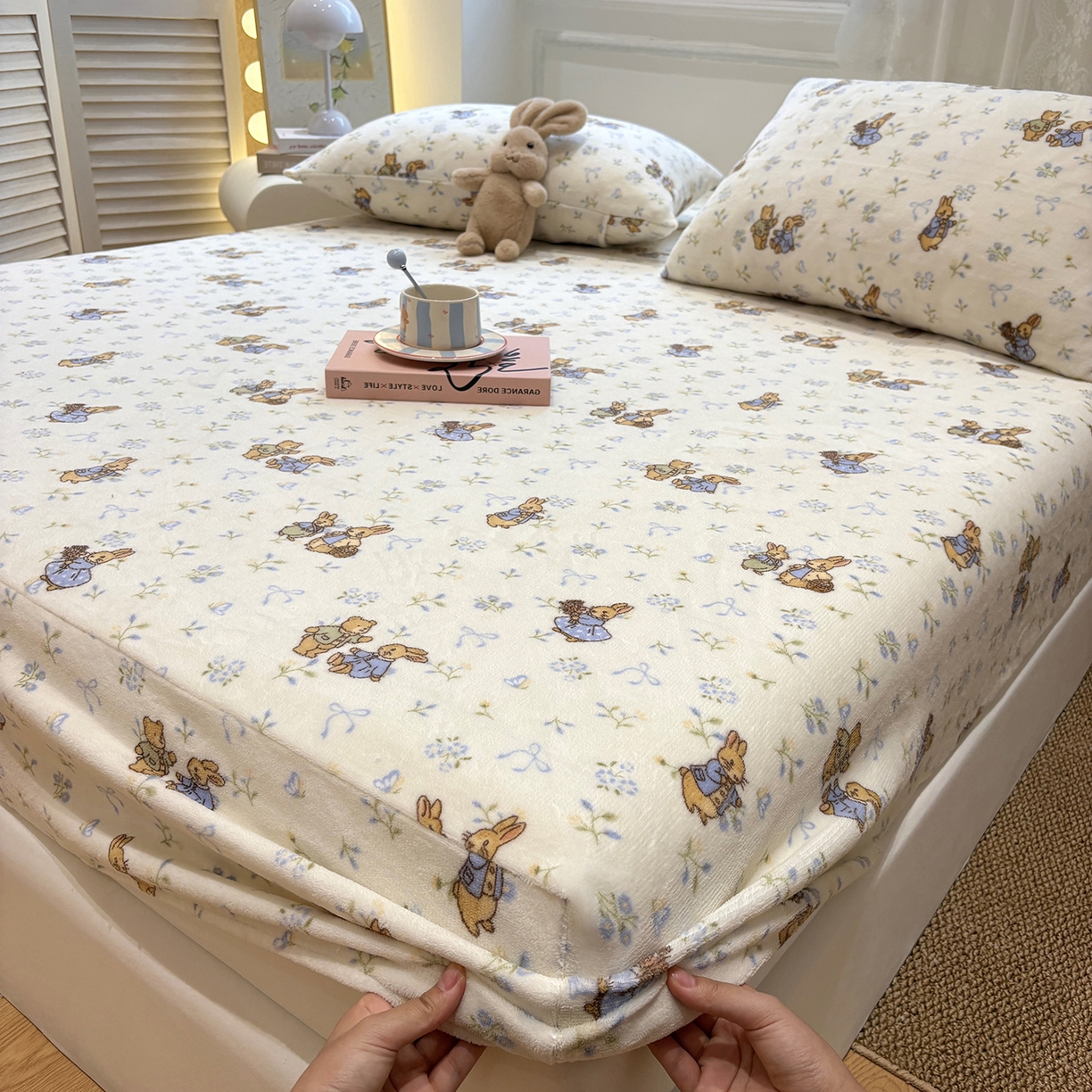 91家纺网 家纺一手货源 找家纺 居眠 2025新款单层印花牛奶绒床笠 单层绒-春日来信