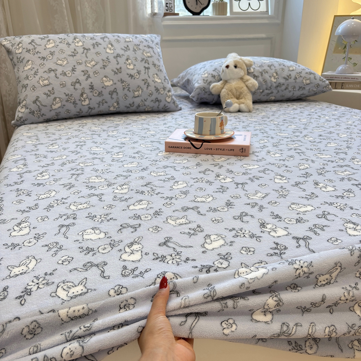 91家纺网 家纺一手货源 找家纺 居眠 2025新款单层印花牛奶绒床笠 单层绒-甜兔派对