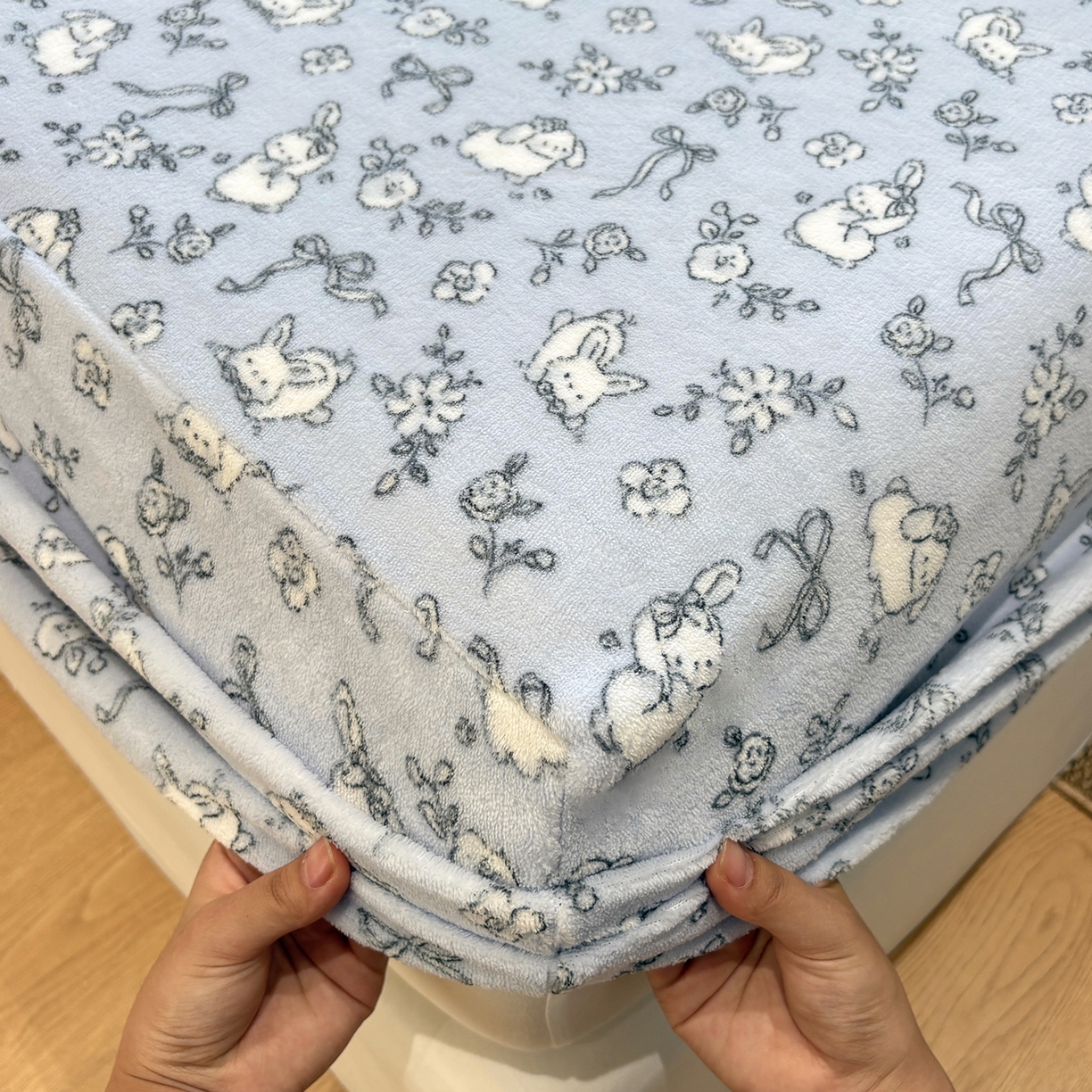 91家纺网 家纺一手货源 找家纺 居眠 2025新款单层印花牛奶绒床笠 单层绒-甜兔派对