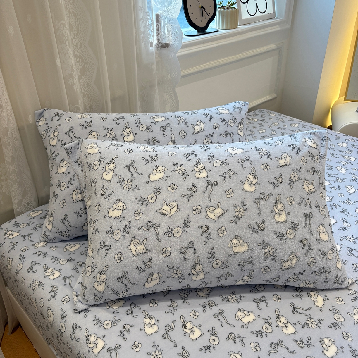 91家纺网 家纺一手货源 找家纺 居眠 2025新款单层印花牛奶绒床笠 单层绒-甜兔派对