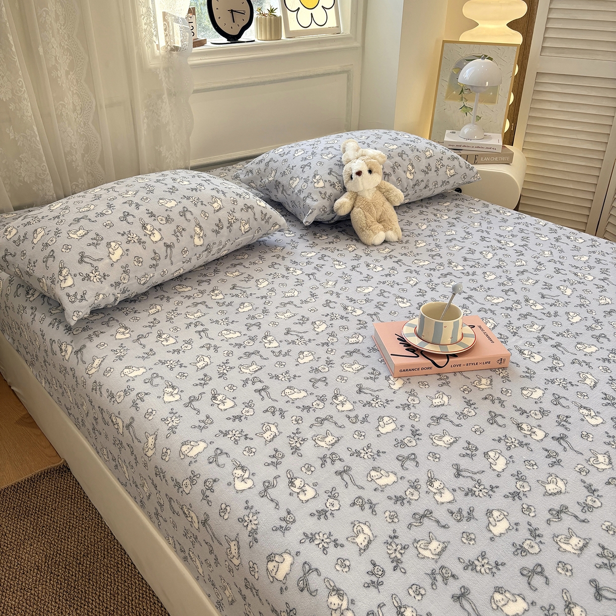 91家纺网 家纺一手货源 找家纺 居眠 2025新款单层印花牛奶绒床笠 单层绒-甜兔派对