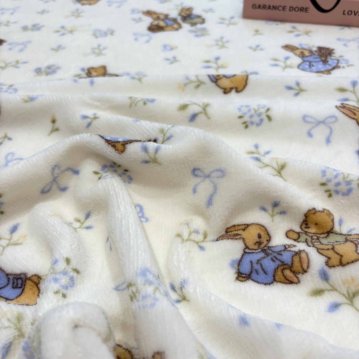 91家纺网 家纺一手货源 找家纺 居眠 2025新款单层印花牛奶绒床笠 单层绒-春日来信