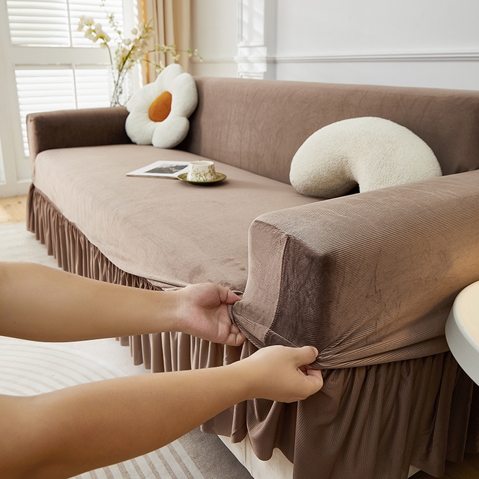 91家纺网 家纺一手货源 找家纺 丝绮鹿 2025新款灯芯绒系列沙发套-竖条-裙摆 浅咖