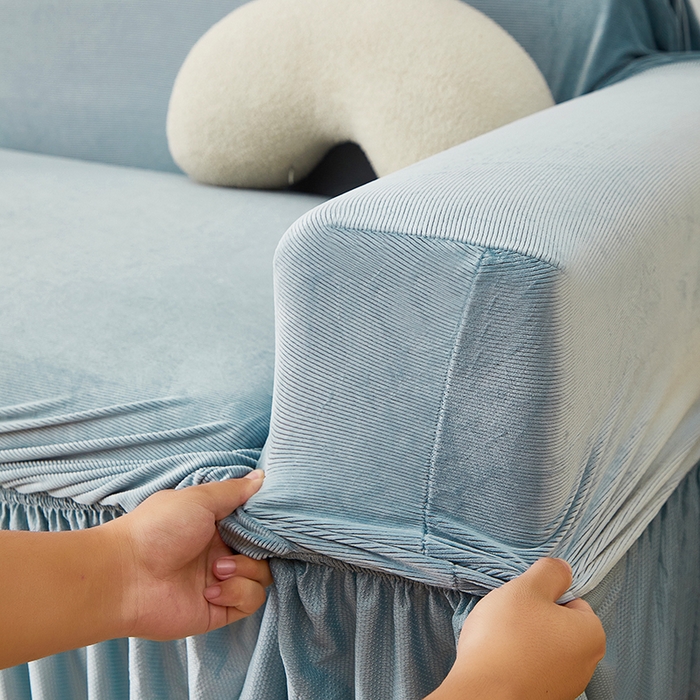 91家纺网 家纺一手货源 找家纺 丝绮鹿 2025新款灯芯绒系列沙发套-竖条-裙摆 雾蓝