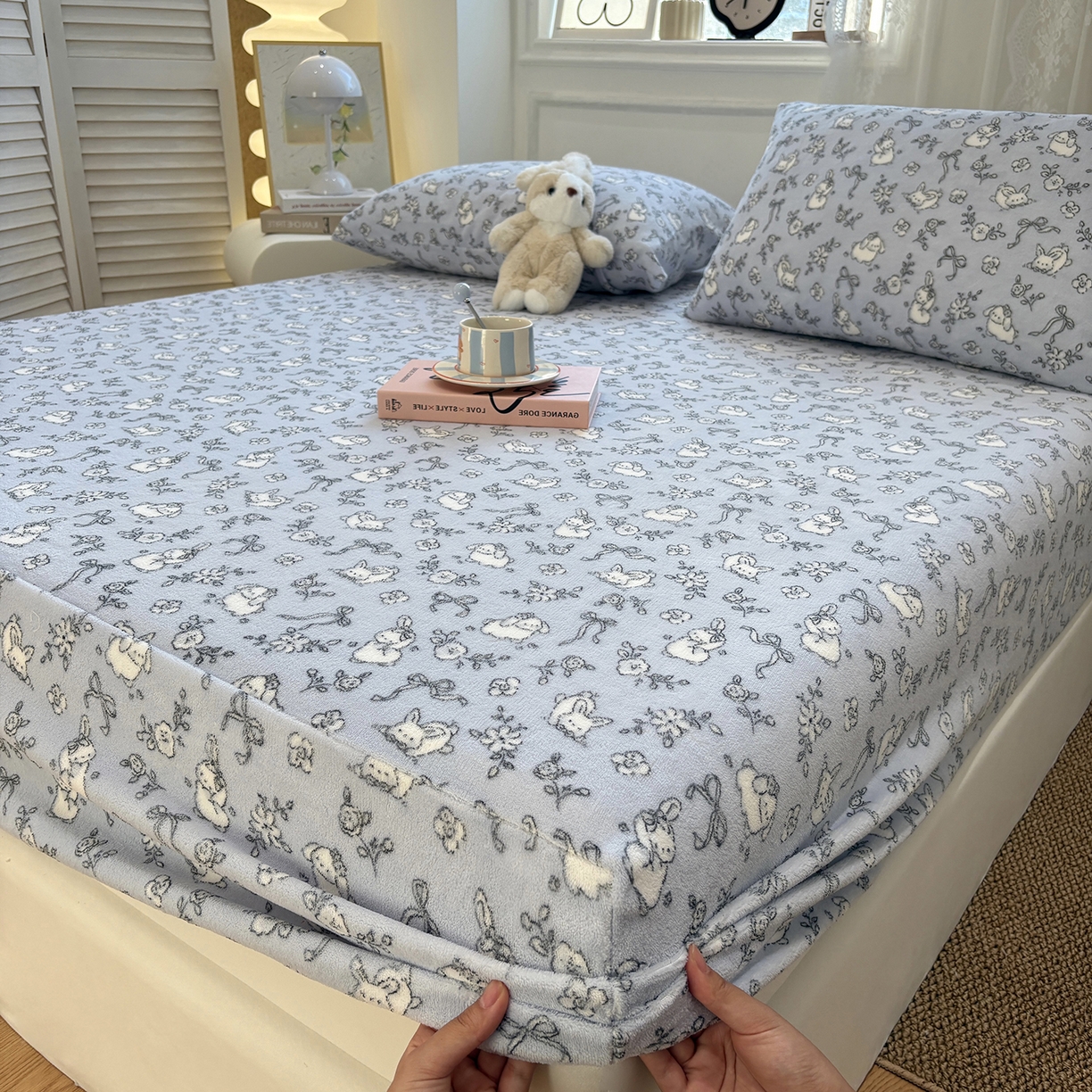 91家纺网 家纺一手货源 找家纺 居眠 2025新款单层印花牛奶绒床笠 单层绒-甜兔派对