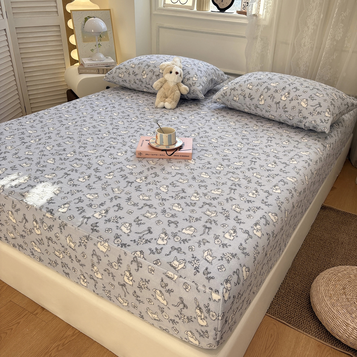 91家纺网 家纺一手货源 找家纺 居眠 2025新款单层印花牛奶绒床笠 单层绒-甜兔派对