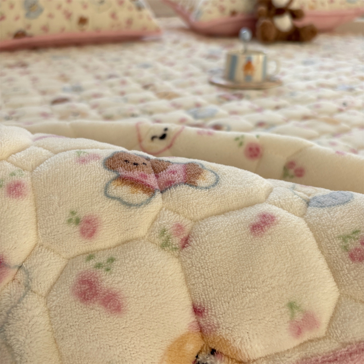 91家纺网 家纺一手货源 找家纺 居眠 2025新款印花牛奶绒夹棉床笠 牛奶绒夹棉款-泡芙小狗