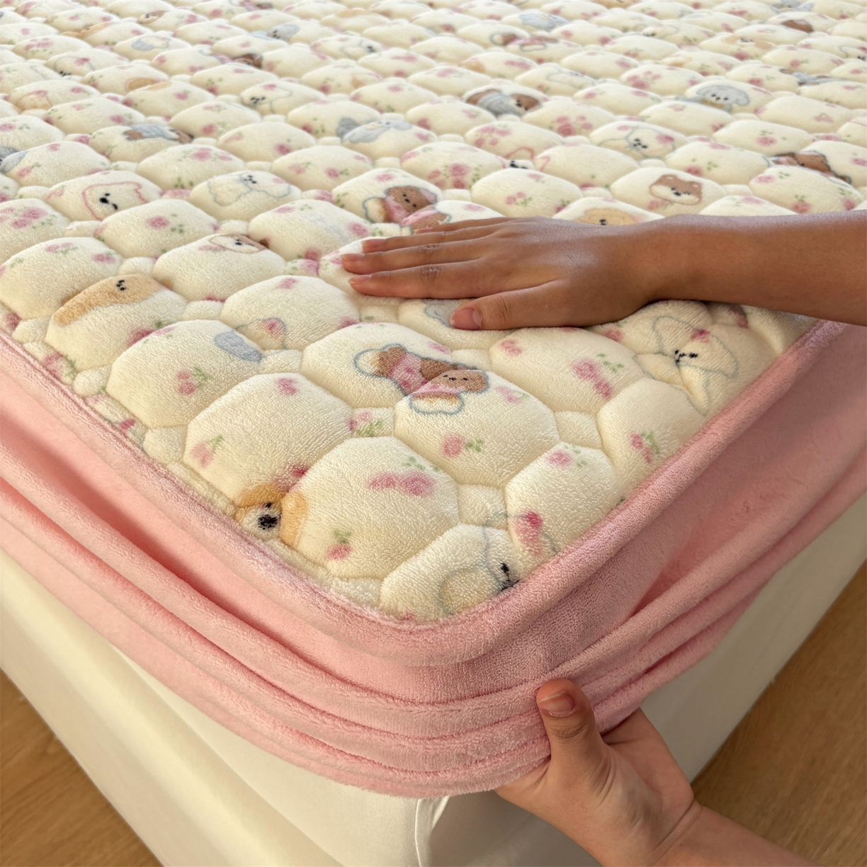 91家纺网 家纺一手货源 找家纺 居眠 2025新款印花牛奶绒夹棉床笠 牛奶绒夹棉款-泡芙小狗