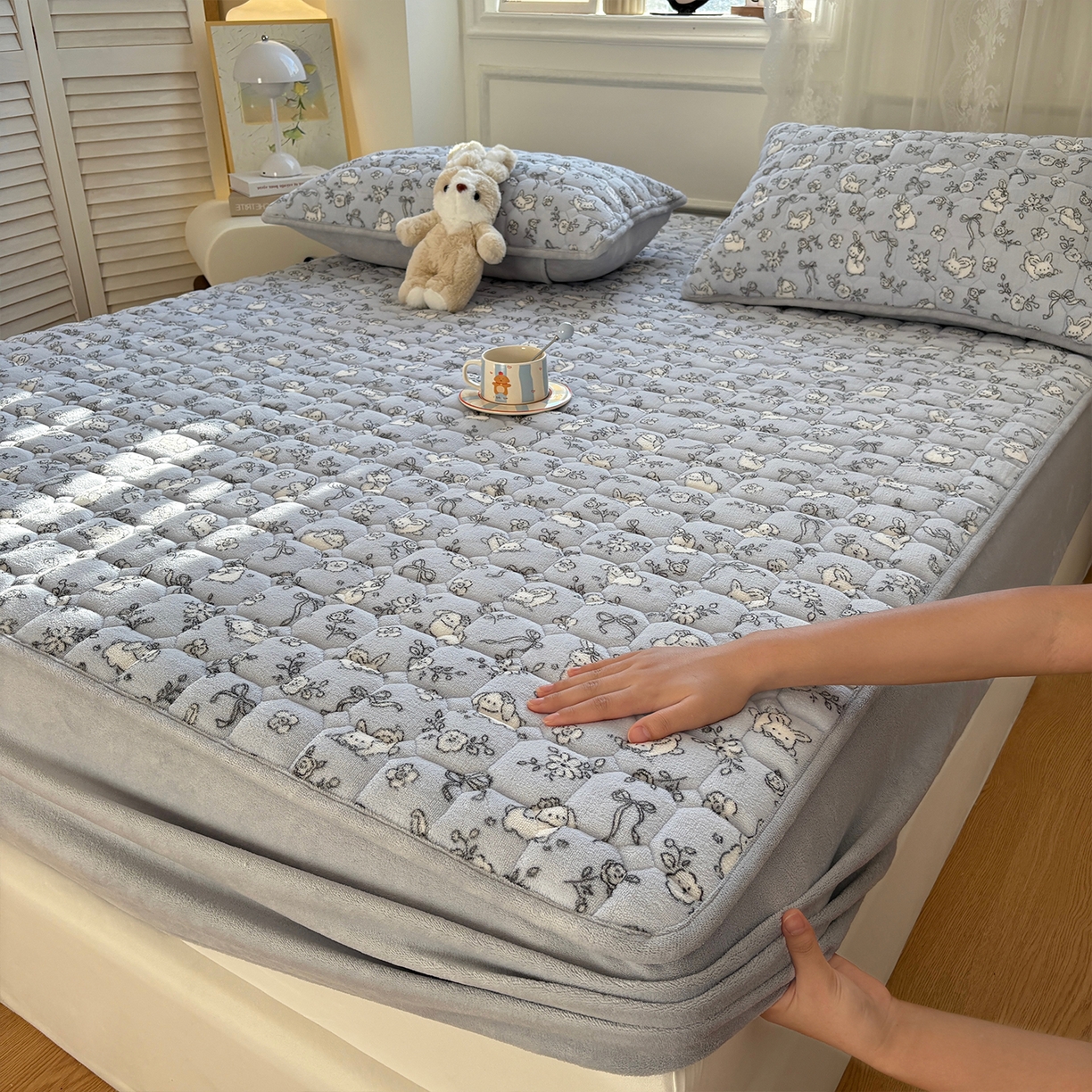 91家纺网 家纺一手货源 找家纺 （总）居眠 2025新款印花牛奶绒夹棉床笠