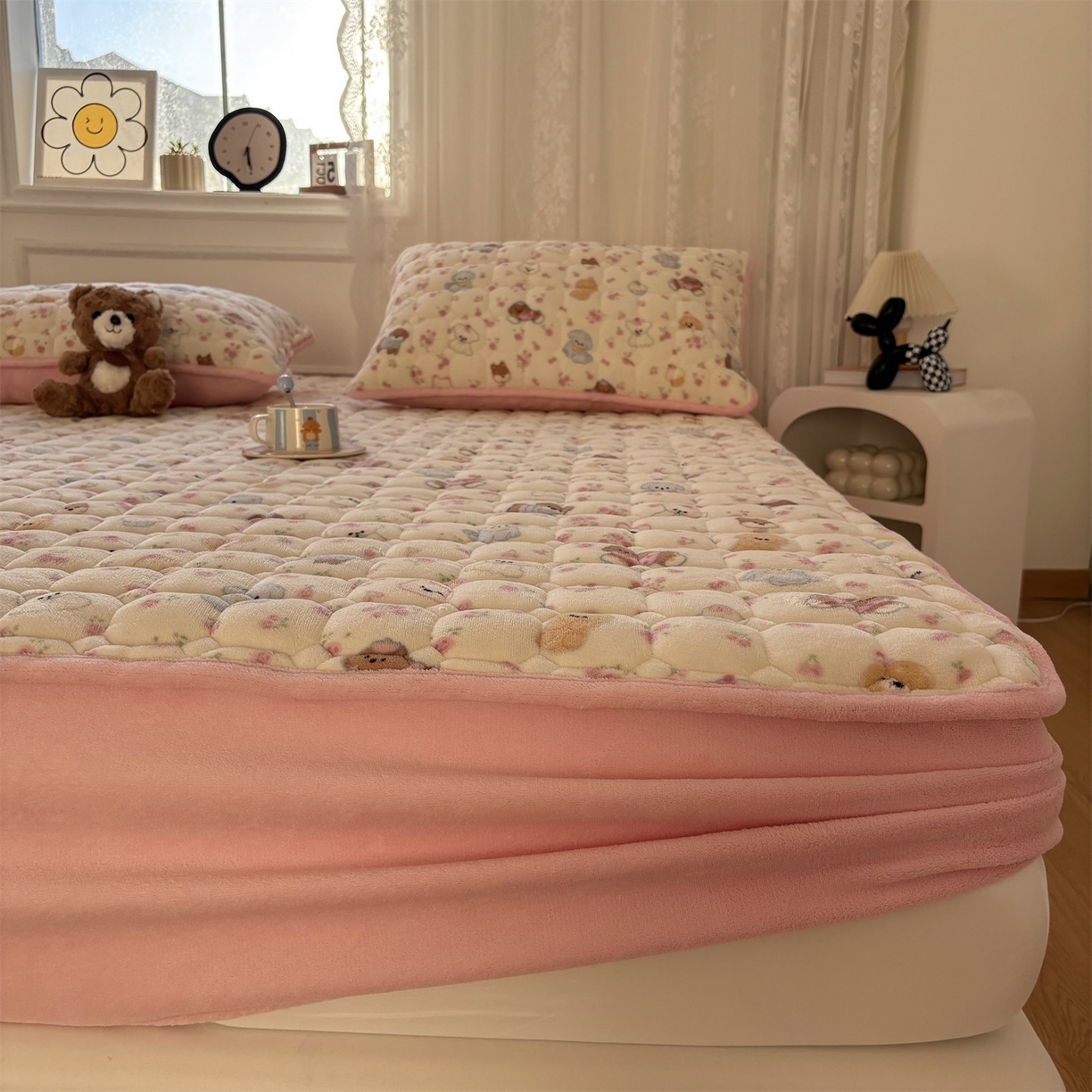 91家纺网 家纺一手货源 找家纺 居眠 2025新款印花牛奶绒夹棉床笠 牛奶绒夹棉款-泡芙小狗