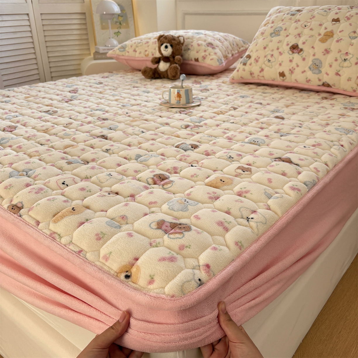 91家纺网 家纺一手货源 找家纺 居眠 2025新款印花牛奶绒夹棉床笠 牛奶绒夹棉款-泡芙小狗