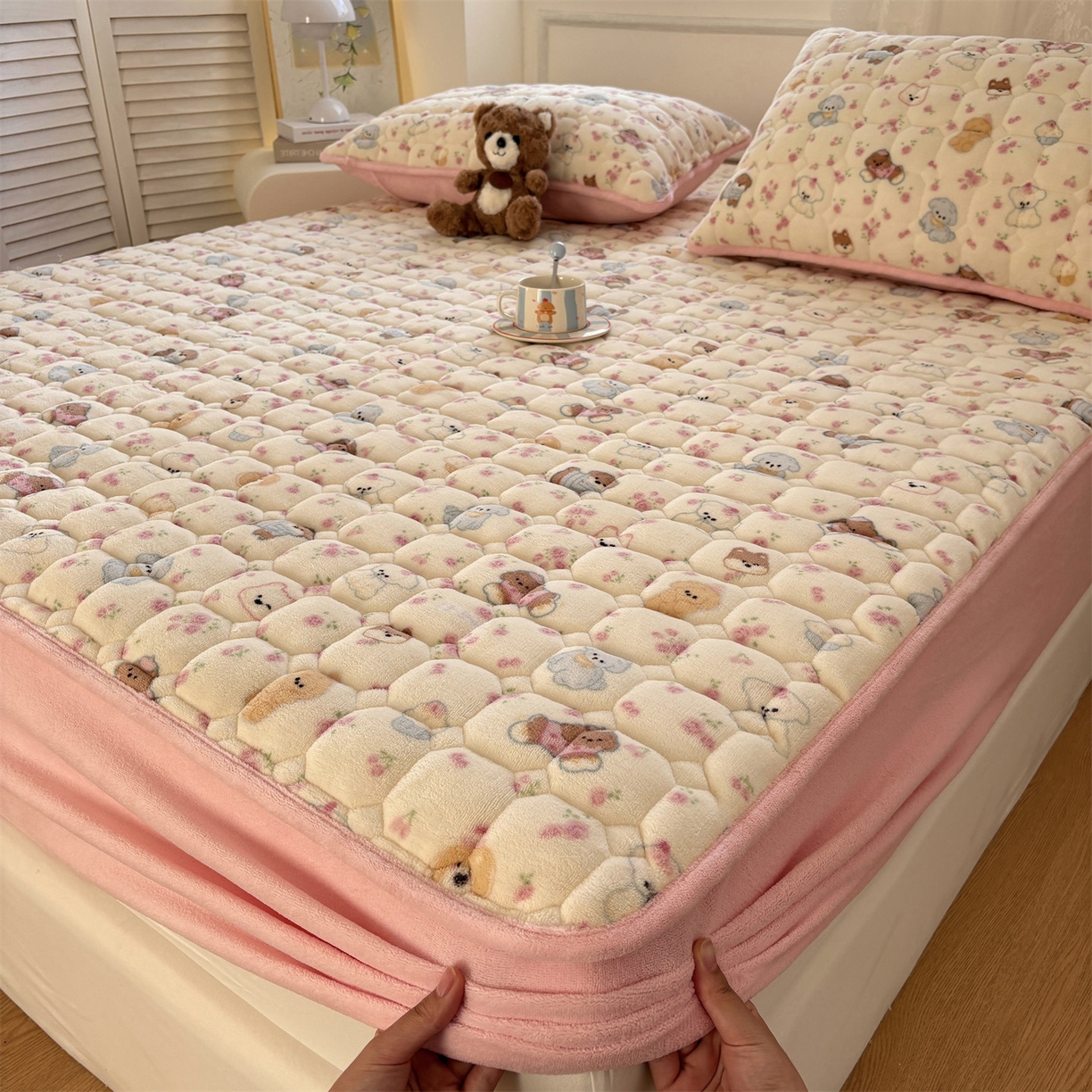 91家纺网 家纺一手货源 找家纺 居眠 2025新款印花牛奶绒夹棉床笠 牛奶绒夹棉款-泡芙小狗