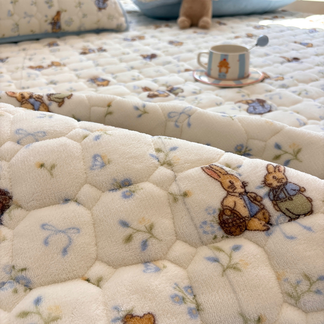 91家纺网 家纺一手货源 找家纺 居眠 2025新款印花牛奶绒夹棉床笠 牛奶绒夹棉款-春日来信