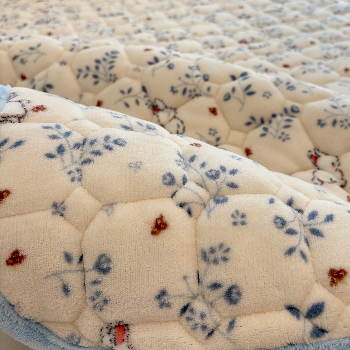 91家纺网 家纺一手货源 找家纺 居眠 2025新款印花牛奶绒夹棉床笠 牛奶绒夹棉款-森林舞会