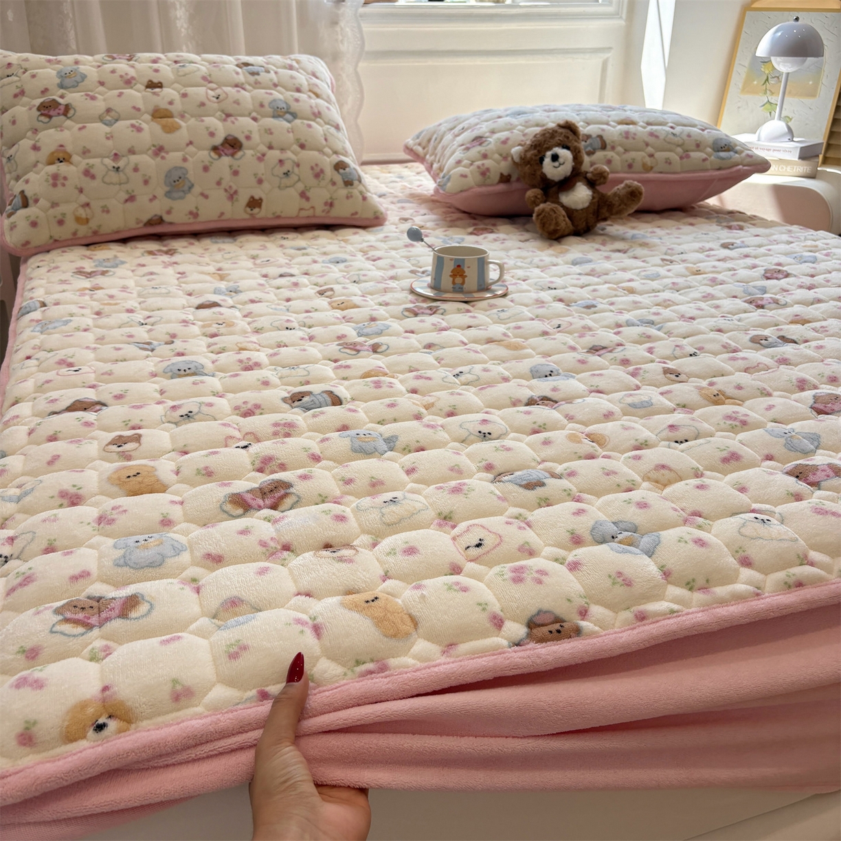91家纺网 家纺一手货源 找家纺 居眠 2025新款印花牛奶绒夹棉床笠 牛奶绒夹棉款-泡芙小狗