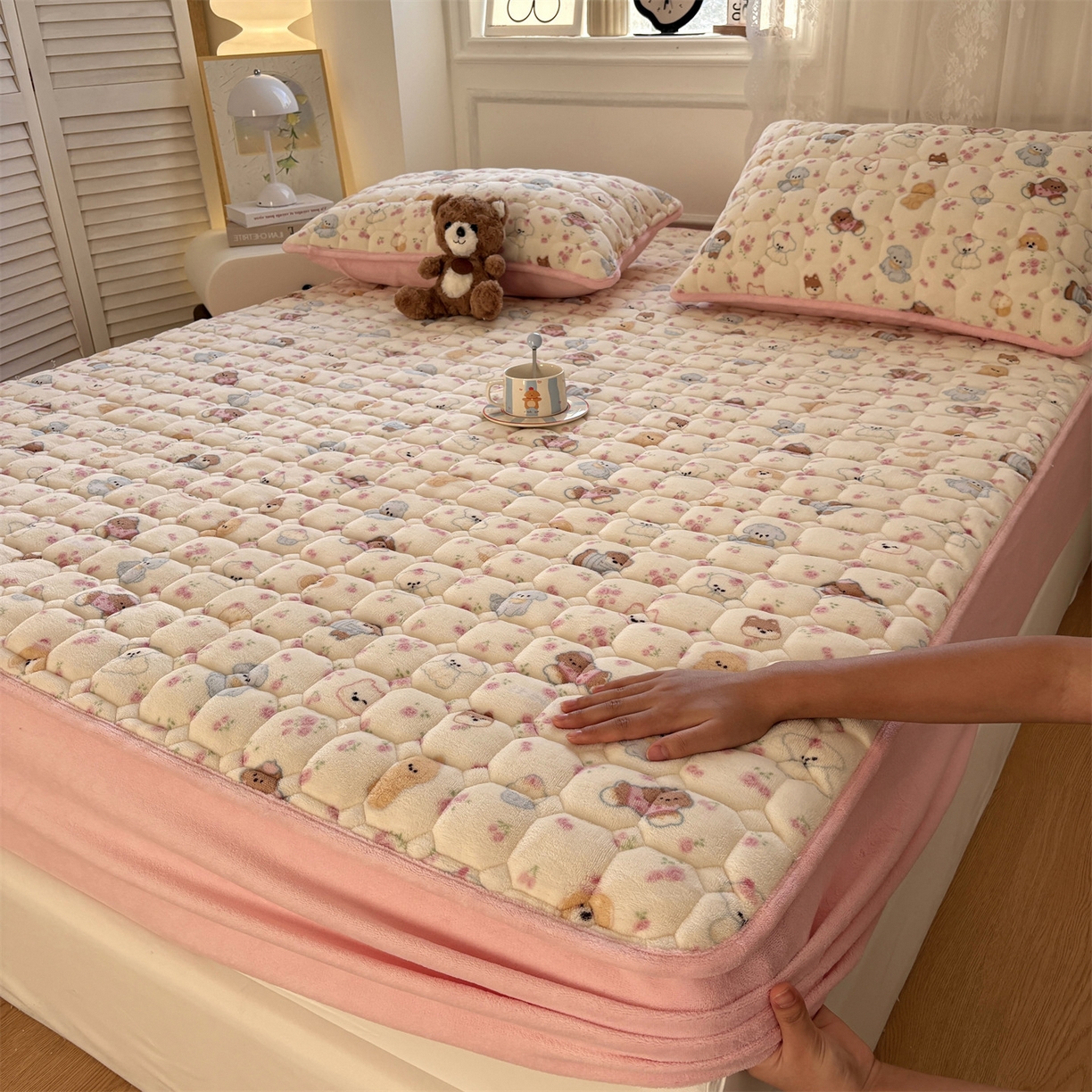 91家纺网 家纺一手货源 找家纺 居眠 2025新款印花牛奶绒夹棉床笠 牛奶绒夹棉款-泡芙小狗