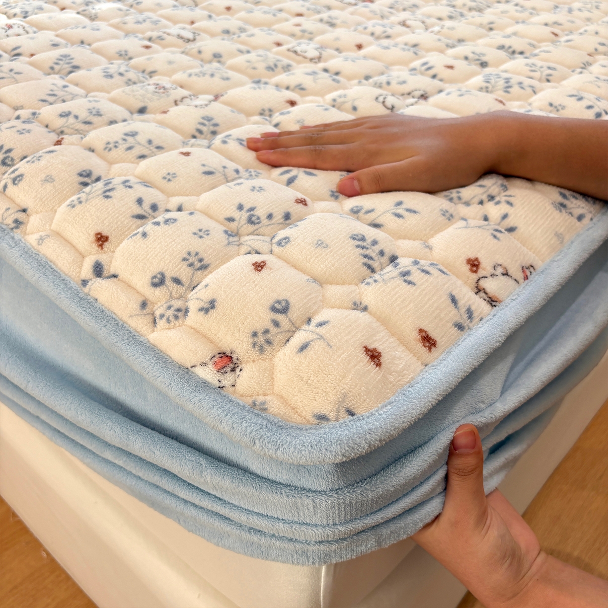 91家纺网 家纺一手货源 找家纺 居眠 2025新款印花牛奶绒夹棉床笠 牛奶绒夹棉款-森林舞会