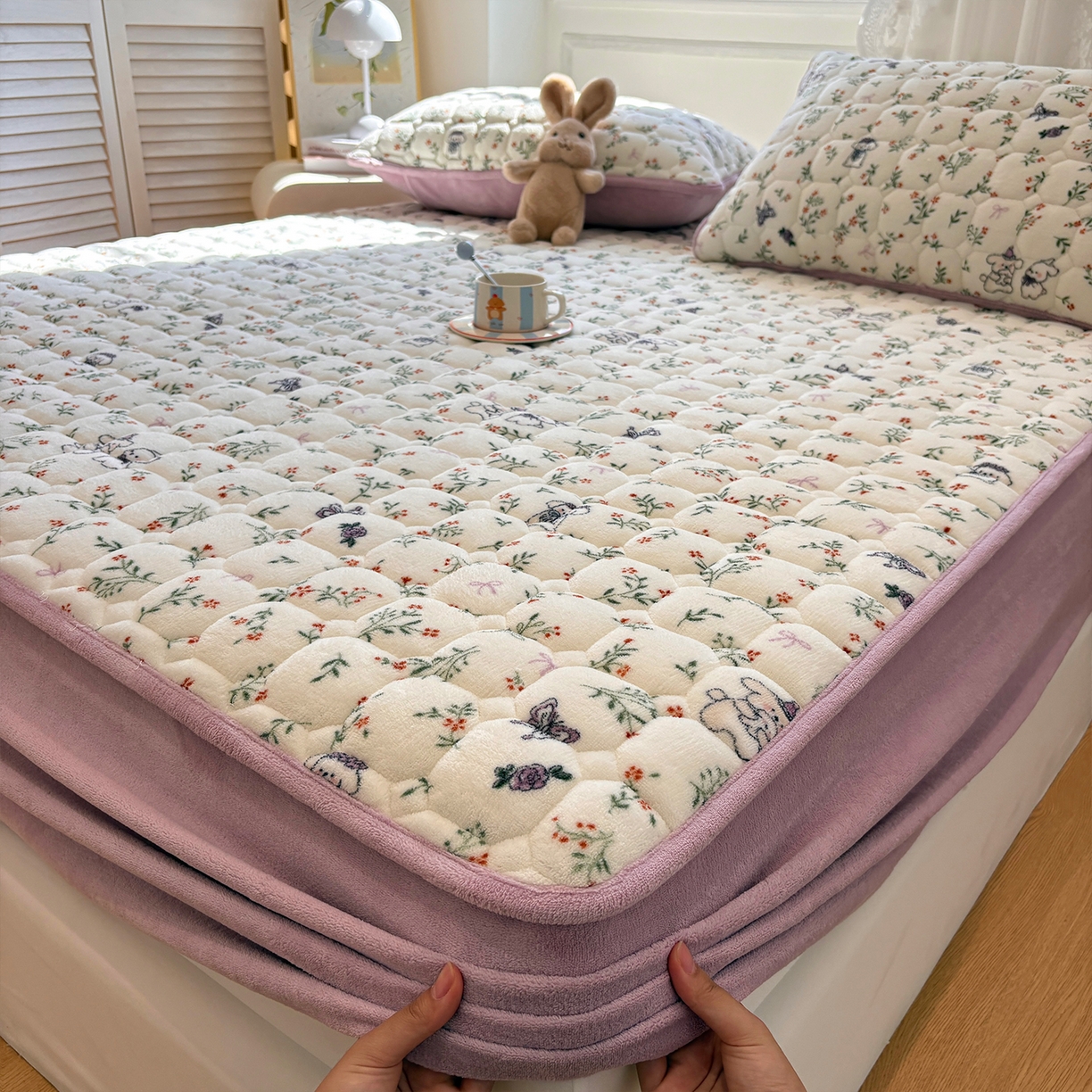 91家纺网 家纺一手货源 找家纺 居眠 2025新款印花牛奶绒夹棉床笠 牛奶绒夹棉款-芋泥小兔