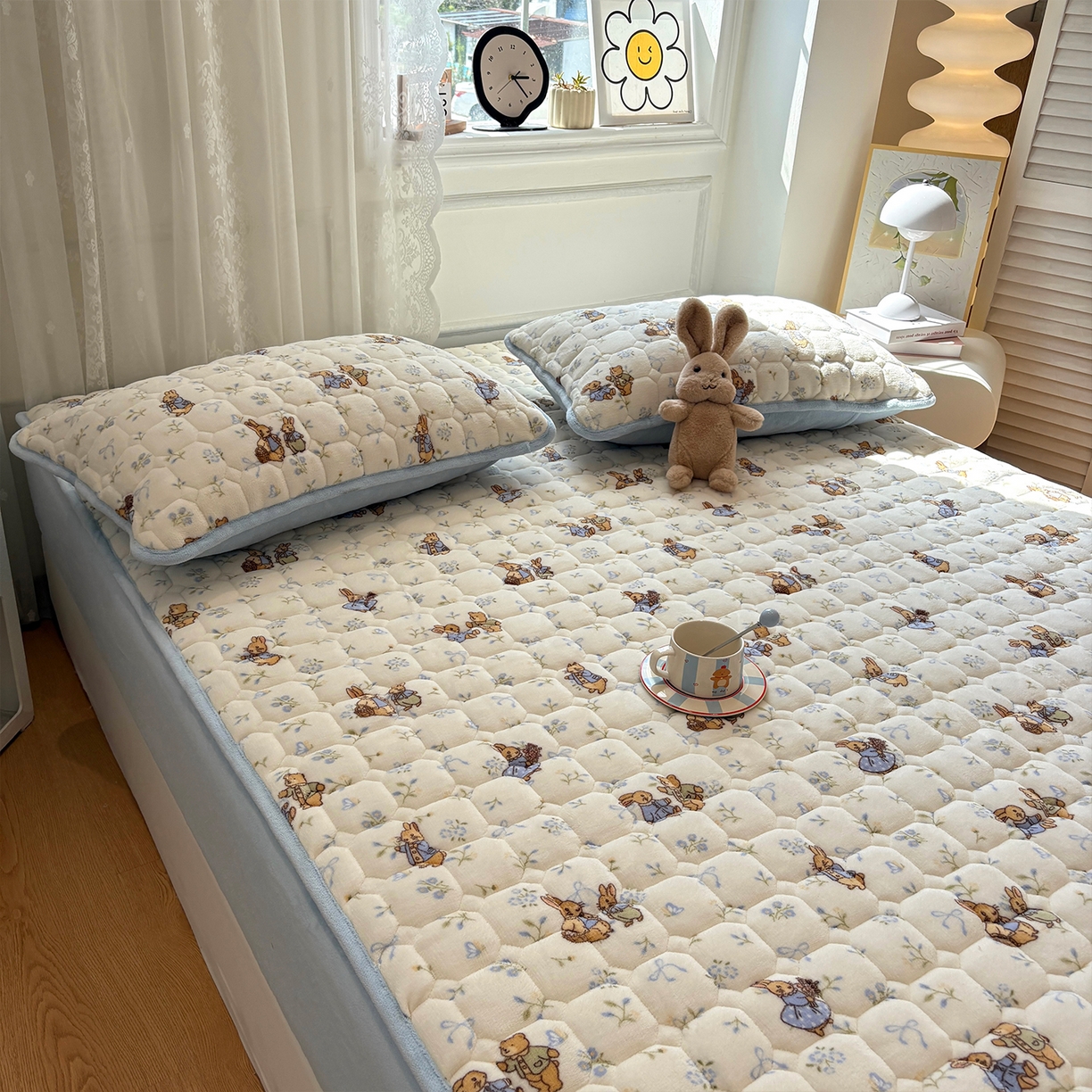 91家纺网 家纺一手货源 找家纺 居眠 2025新款印花牛奶绒夹棉床笠 牛奶绒夹棉款-春日来信