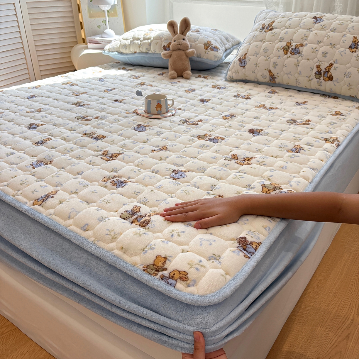 91家纺网 家纺一手货源 找家纺 居眠 2025新款印花牛奶绒夹棉床笠 牛奶绒夹棉款-春日来信