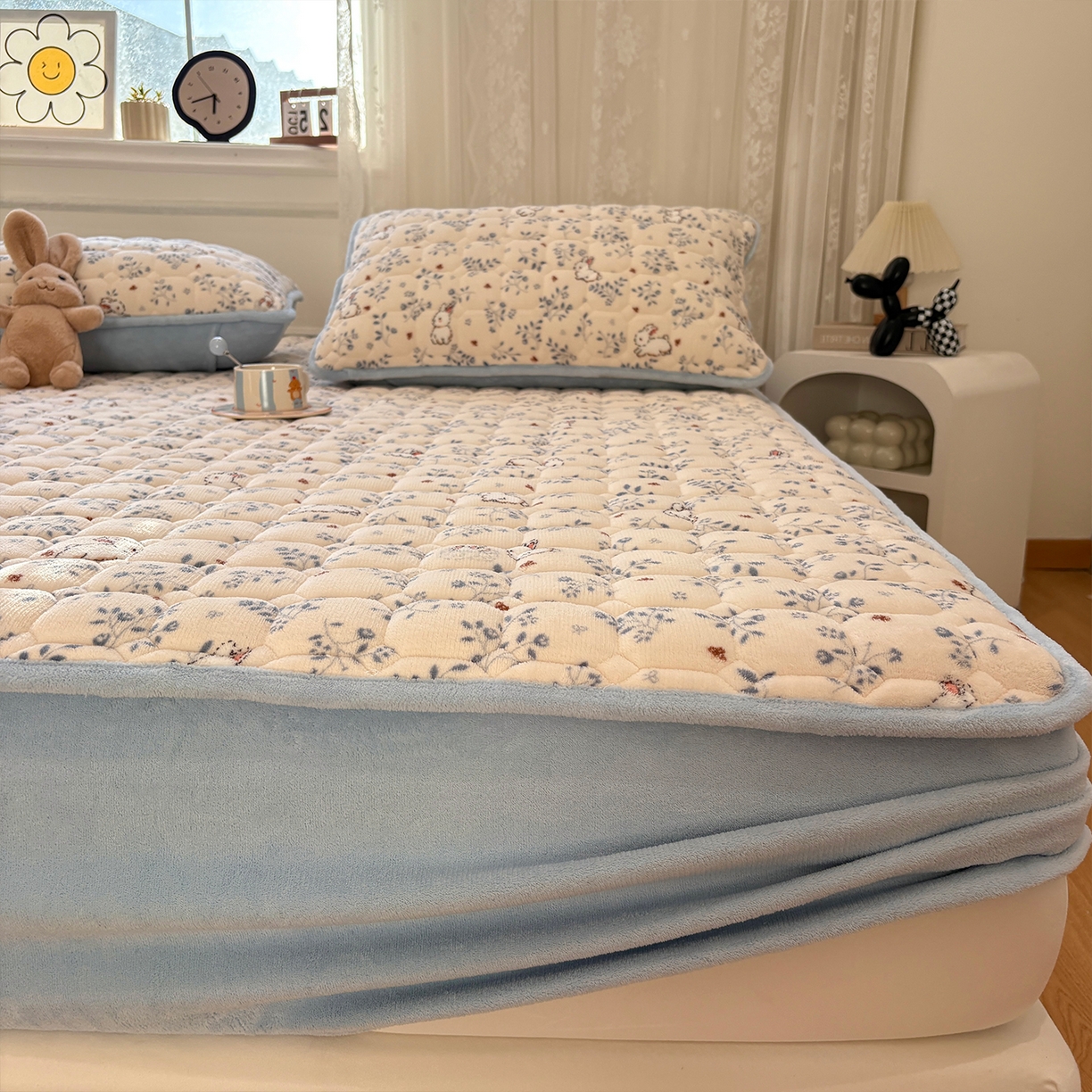 91家纺网 家纺一手货源 找家纺 居眠 2025新款印花牛奶绒夹棉床笠 牛奶绒夹棉款-森林舞会