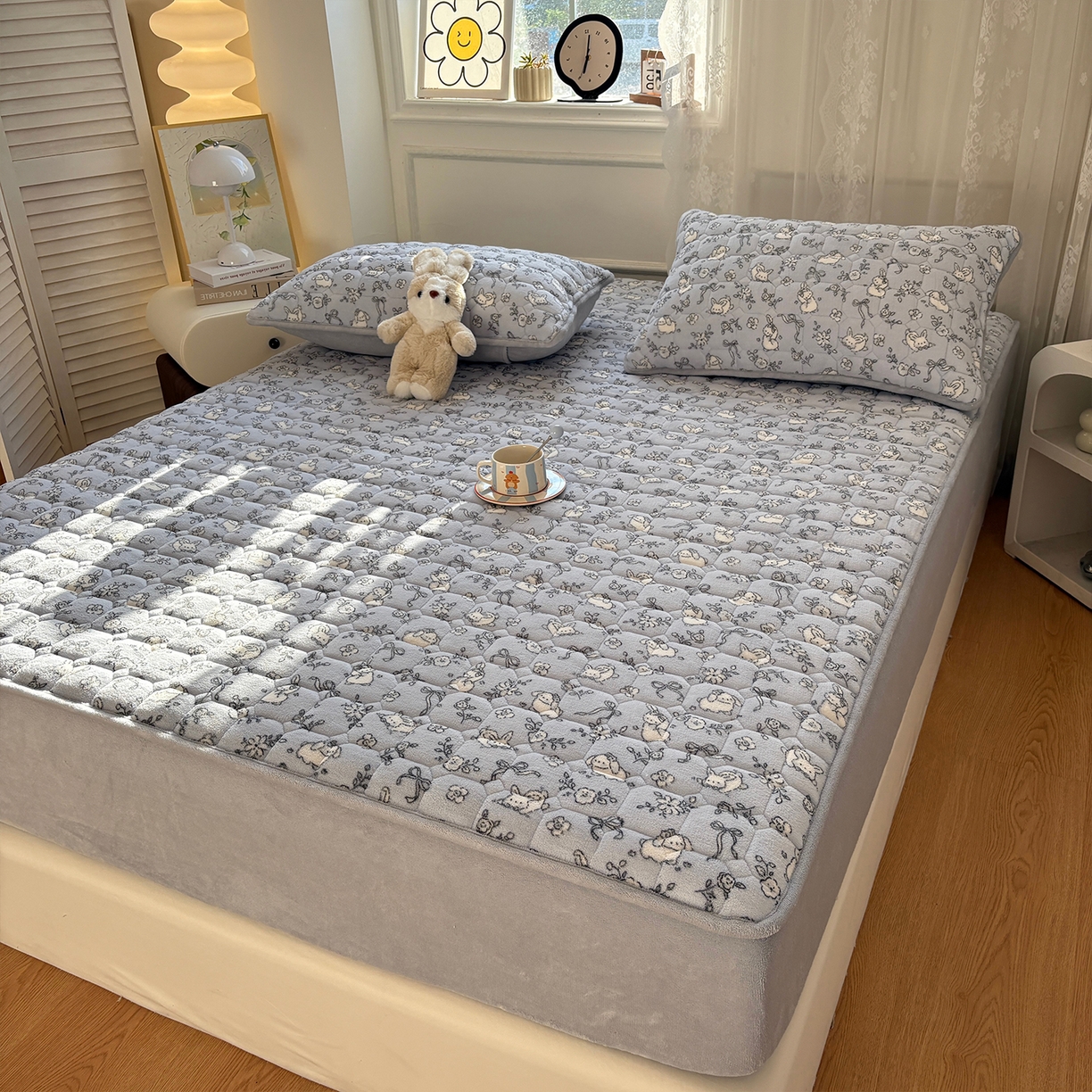 91家纺网 家纺一手货源 找家纺 居眠 2025新款印花牛奶绒夹棉床笠 牛奶绒夹棉款-甜兔派对