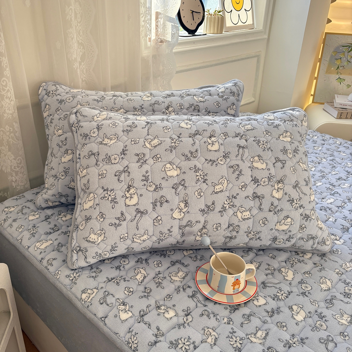91家纺网 家纺一手货源 找家纺 居眠 2025新款印花牛奶绒夹棉床笠 牛奶绒夹棉款-甜兔派对