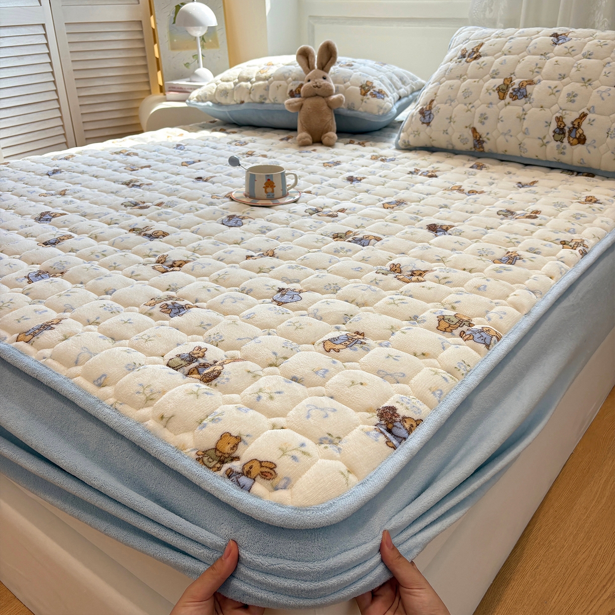 91家纺网 家纺一手货源 找家纺 居眠 2025新款印花牛奶绒夹棉床笠 牛奶绒夹棉款-春日来信