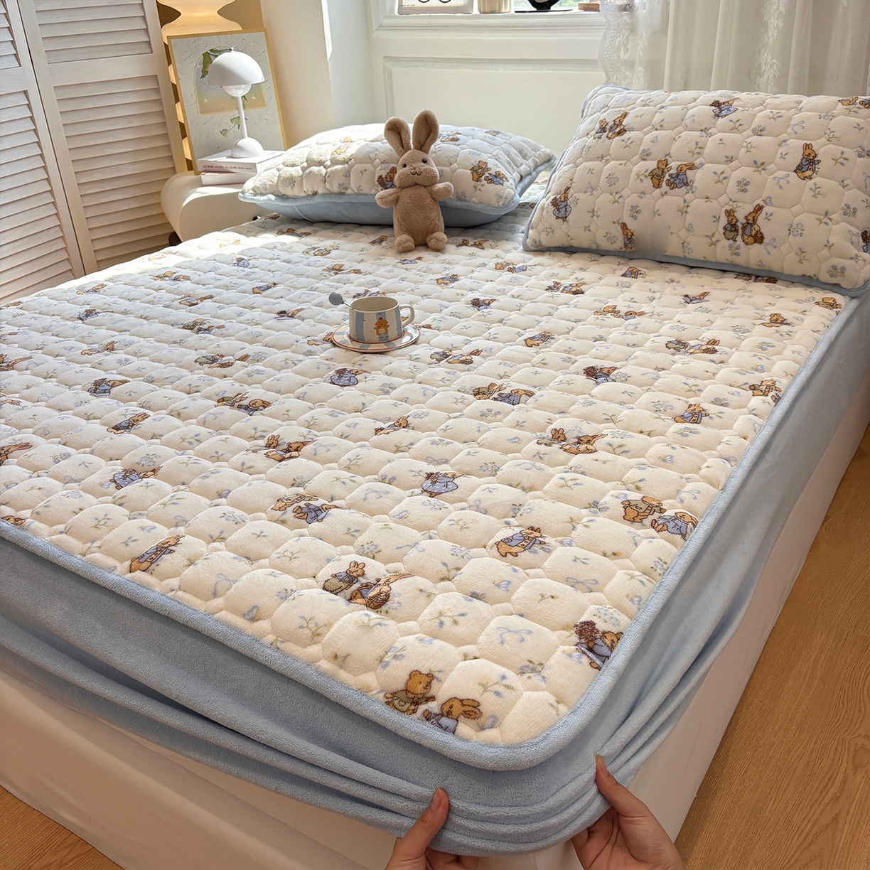 91家纺网 家纺一手货源 找家纺 居眠 2025新款印花牛奶绒夹棉床笠 牛奶绒夹棉款-春日来信