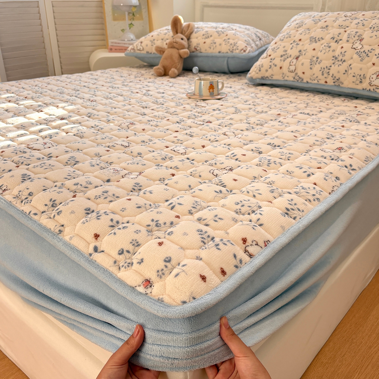 91家纺网 家纺一手货源 找家纺 居眠 2025新款印花牛奶绒夹棉床笠 牛奶绒夹棉款-森林舞会