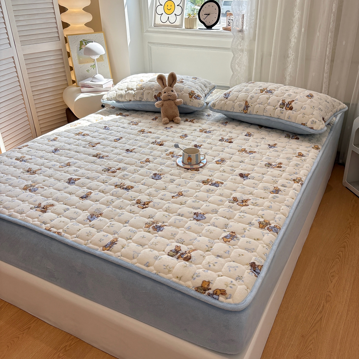 91家纺网 家纺一手货源 找家纺 居眠 2025新款印花牛奶绒夹棉床笠 牛奶绒夹棉款-春日来信