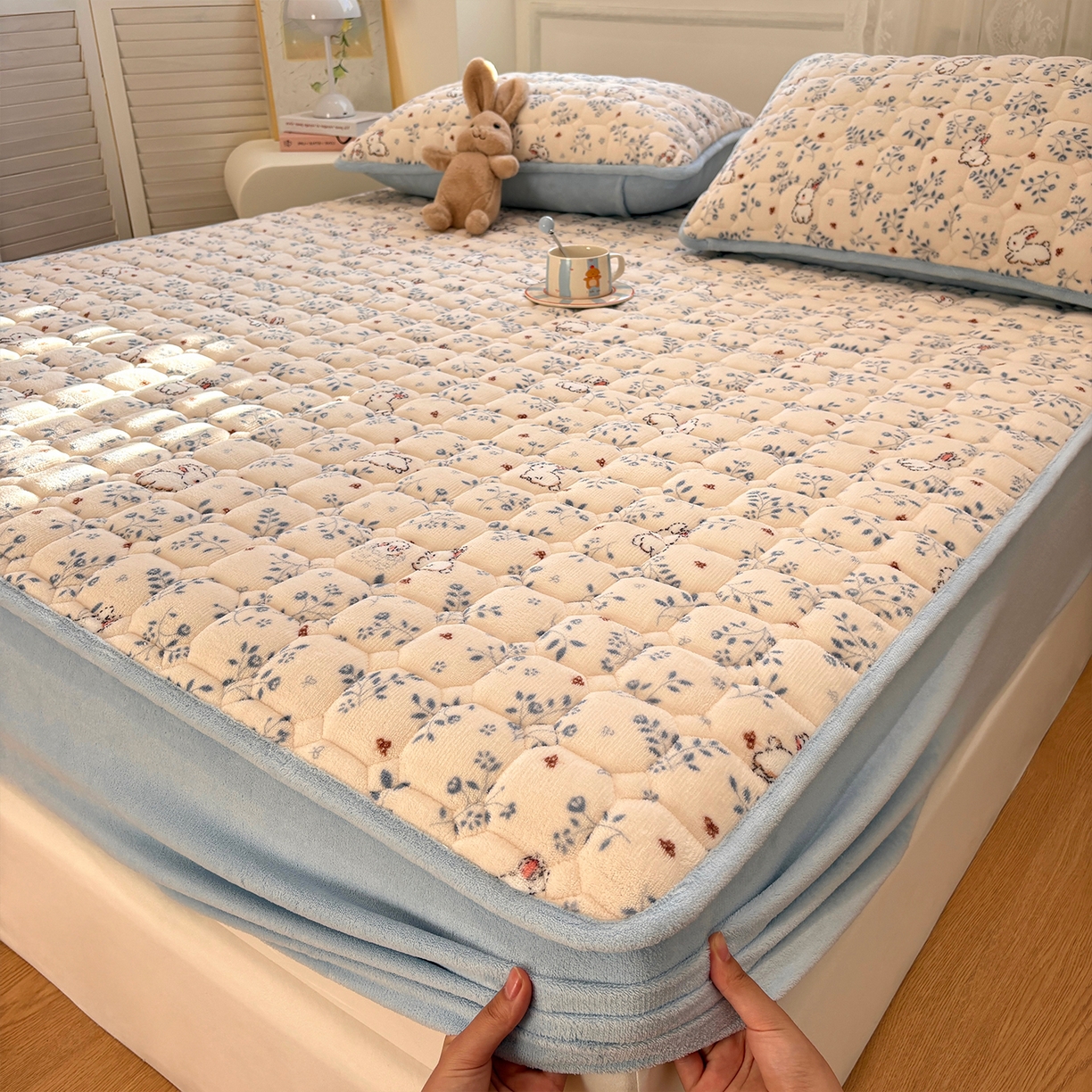 91家纺网 家纺一手货源 找家纺 居眠 2025新款印花牛奶绒夹棉床笠 牛奶绒夹棉款-森林舞会