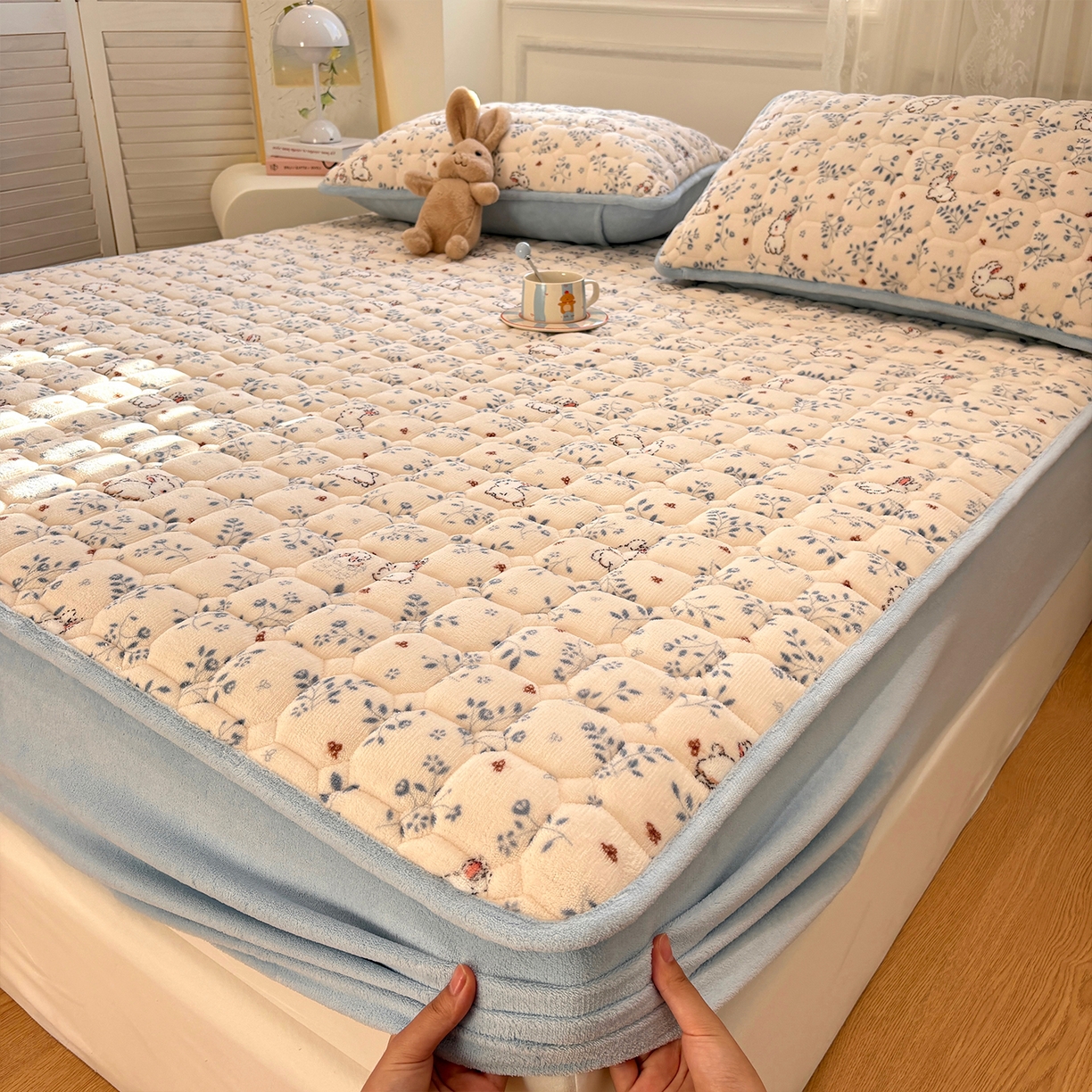 91家纺网 家纺一手货源 找家纺 居眠 2025新款印花牛奶绒夹棉床笠 牛奶绒夹棉款-森林舞会