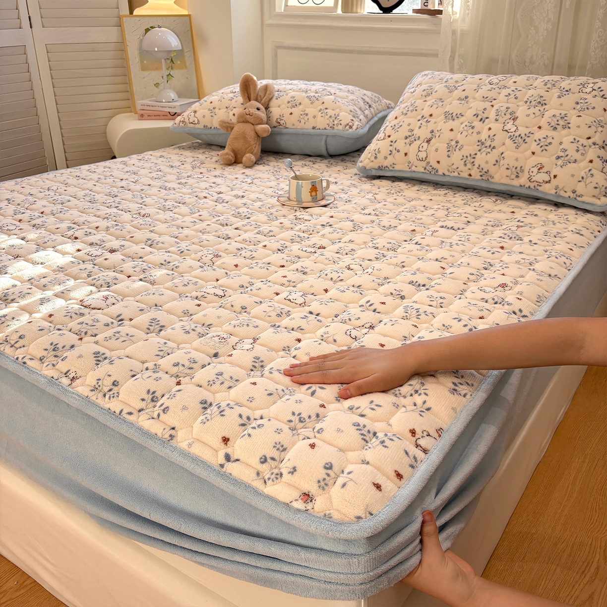 91家纺网 家纺一手货源 找家纺 居眠 2025新款印花牛奶绒夹棉床笠 牛奶绒夹棉款-森林舞会