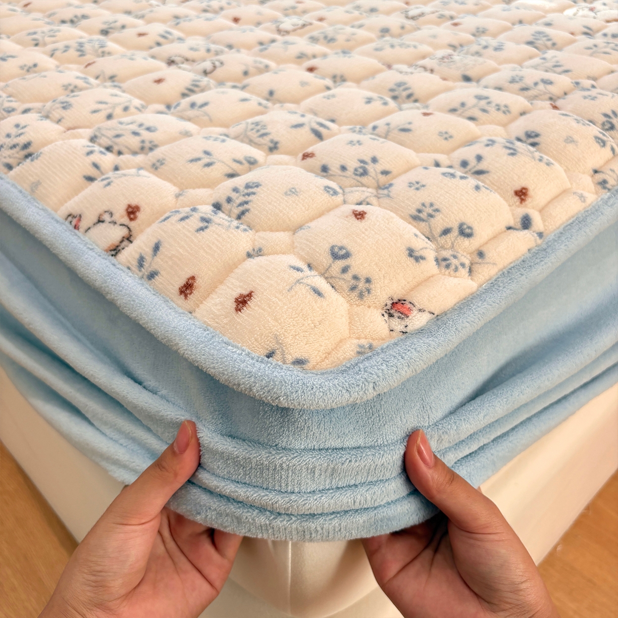 91家纺网 家纺一手货源 找家纺 居眠 2025新款印花牛奶绒夹棉床笠 牛奶绒夹棉款-森林舞会