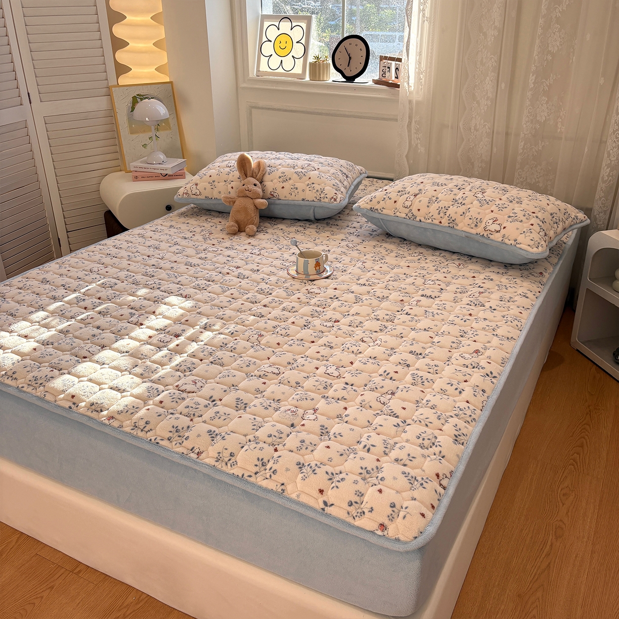 91家纺网 家纺一手货源 找家纺 居眠 2025新款印花牛奶绒夹棉床笠 牛奶绒夹棉款-森林舞会