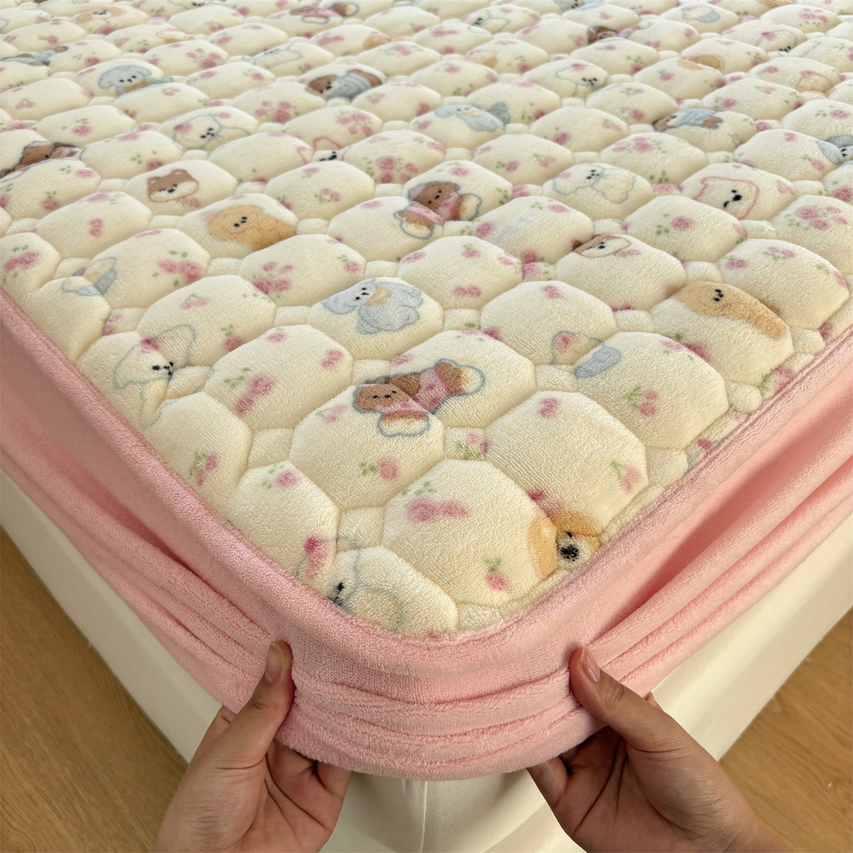 91家纺网 家纺一手货源 找家纺 居眠 2025新款印花牛奶绒夹棉床笠 牛奶绒夹棉款-泡芙小狗