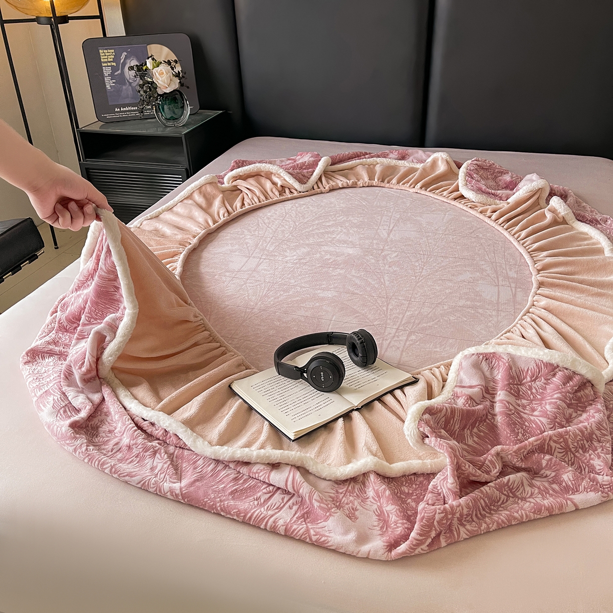 91家纺网 家纺一手货源 找家纺 （总）极简 2025新款雕花牛奶绒床笠-欧曼系列