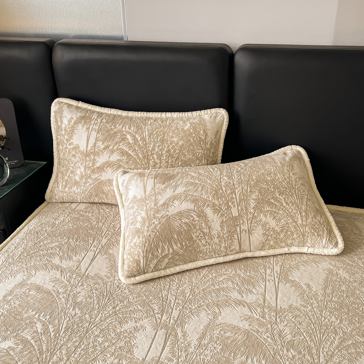 91家纺网 家纺一手货源 找家纺 极简 2025新款雕花牛奶绒床笠-欧曼系列 欧曼-浅咖