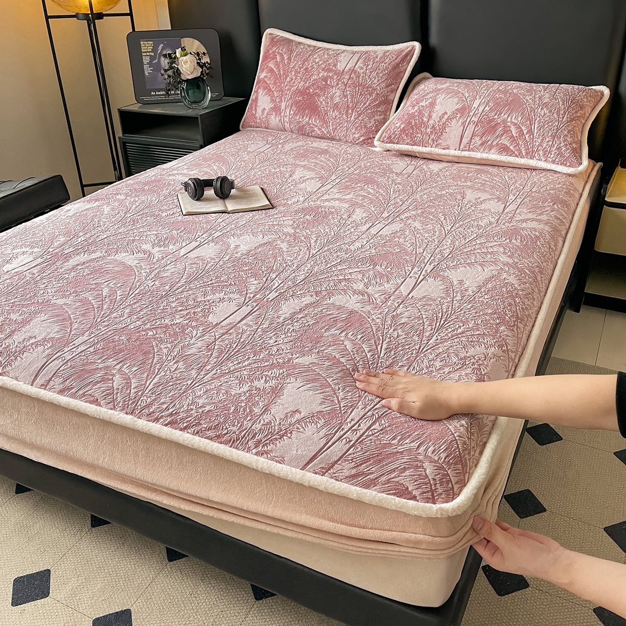 91家纺网 家纺一手货源 找家纺 （总）极简 2025新款雕花牛奶绒床笠-欧曼系列