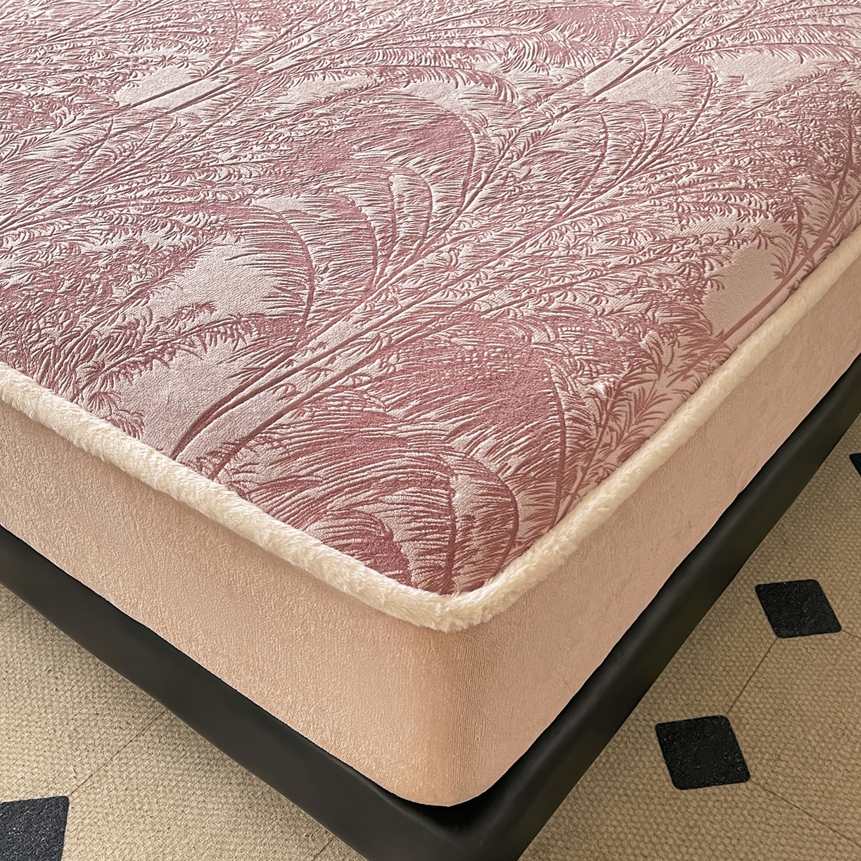 91家纺网 家纺一手货源 找家纺 （总）极简 2025新款雕花牛奶绒床笠-欧曼系列