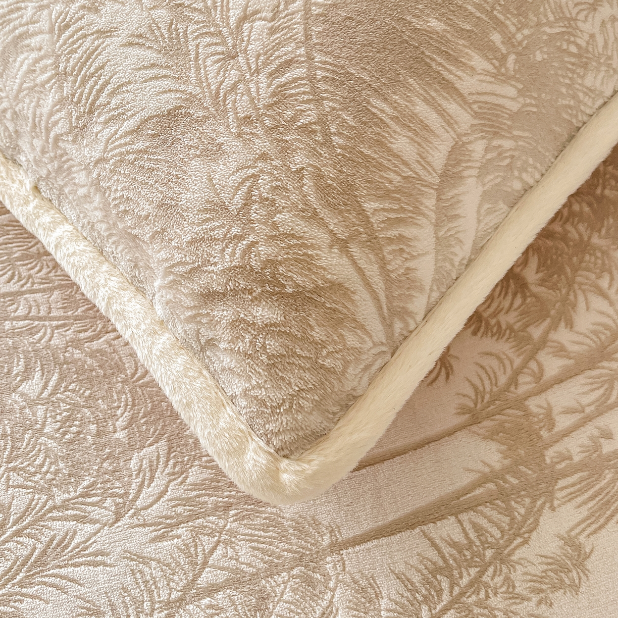 91家纺网 家纺一手货源 找家纺 极简 2025新款雕花牛奶绒床笠-欧曼系列 欧曼-浅咖