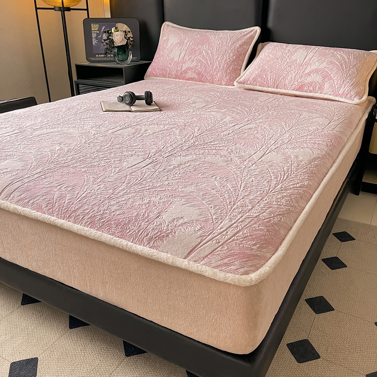 91家纺网 家纺一手货源 找家纺 极简 2025新款雕花牛奶绒床笠-欧曼系列 欧曼-藕粉