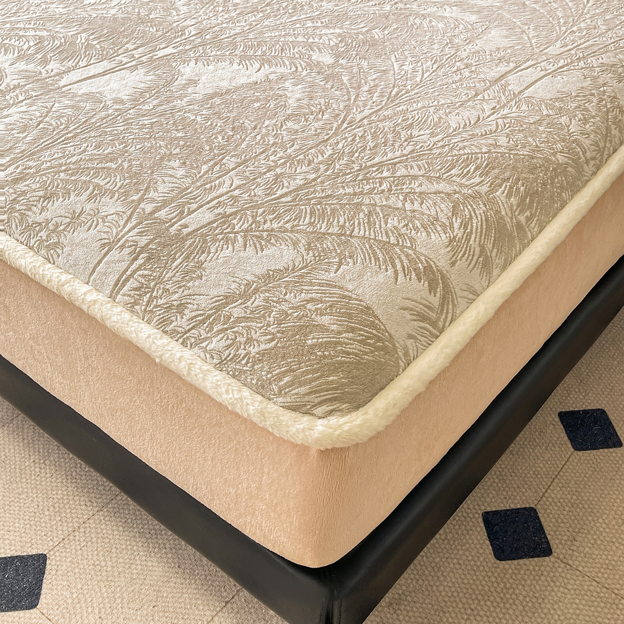 91家纺网 家纺一手货源 找家纺 极简 2025新款雕花牛奶绒床笠-欧曼系列 欧曼-浅咖