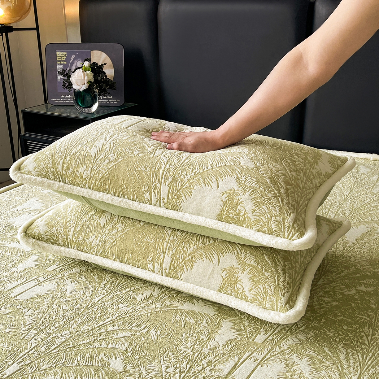 91家纺网 家纺一手货源 找家纺 极简 2025新款雕花牛奶绒床笠-欧曼系列 欧曼-美丽绿