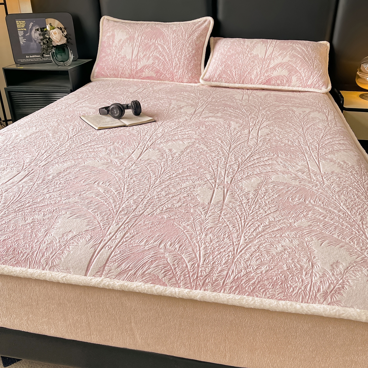 91家纺网 家纺一手货源 找家纺 极简 2025新款雕花牛奶绒床笠-欧曼系列 欧曼-藕粉