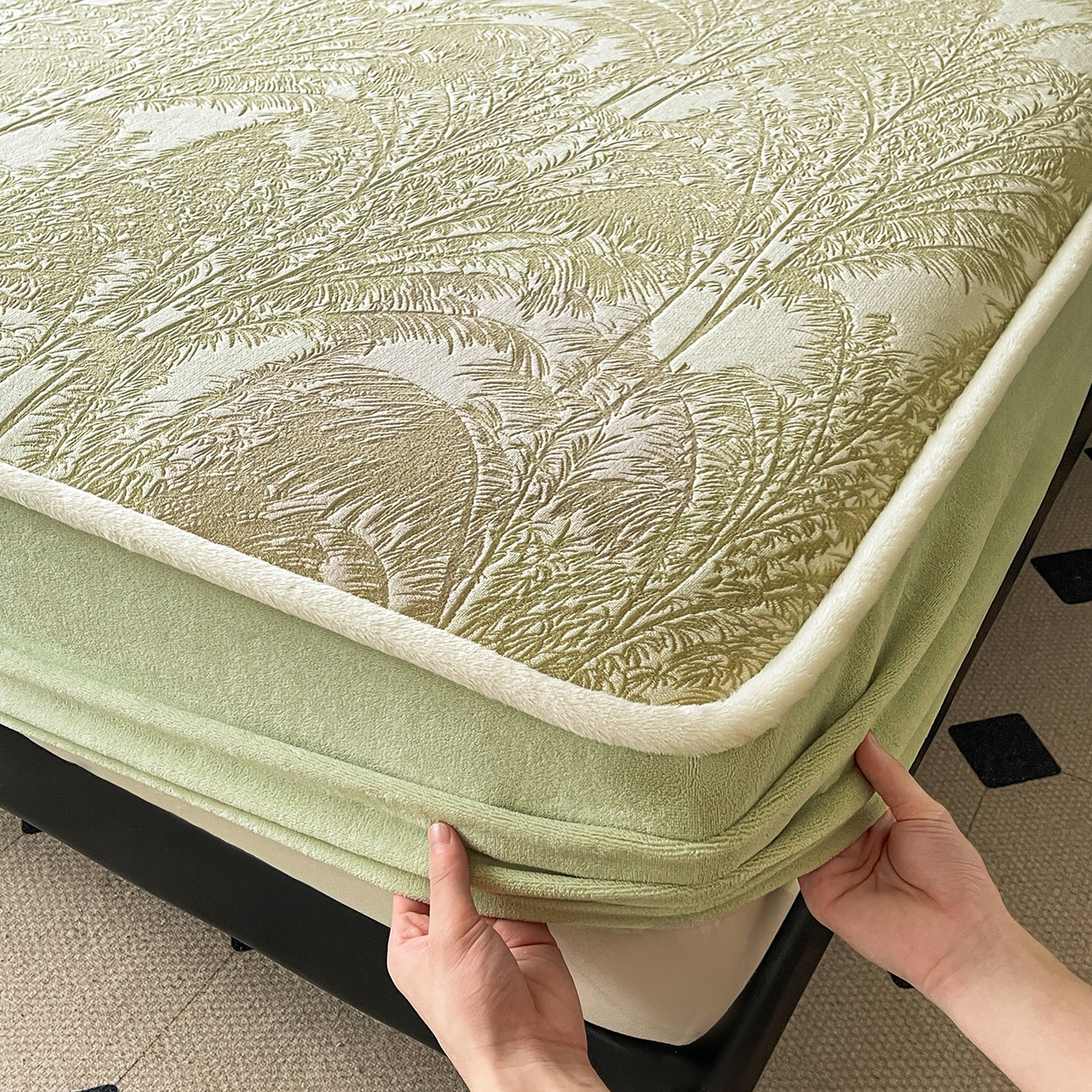 91家纺网 家纺一手货源 找家纺 极简 2025新款雕花牛奶绒床笠-欧曼系列 欧曼-美丽绿