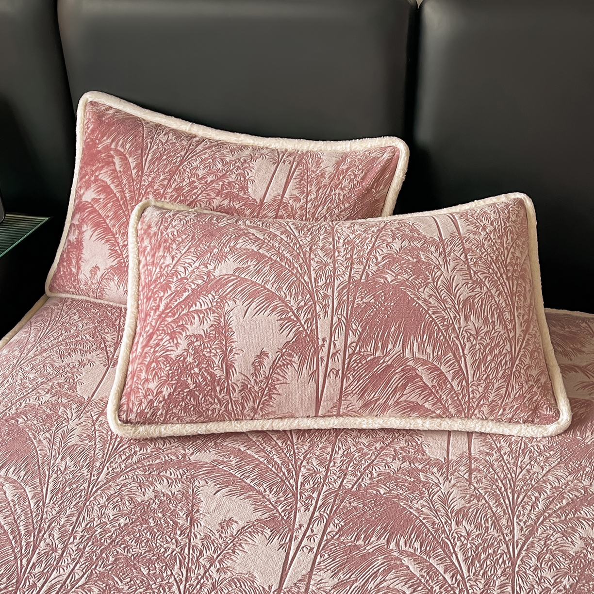 91家纺网 家纺一手货源 找家纺 极简 2025新款雕花牛奶绒床笠-欧曼系列 欧曼-豆蔻紫